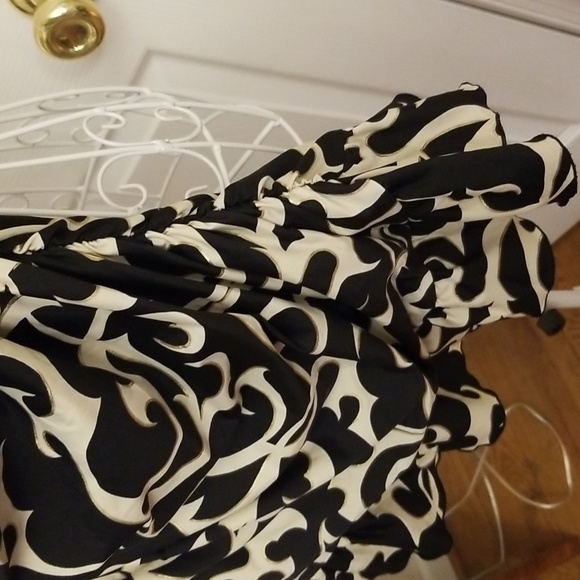 Tara Grinna black and cream swim top. Size small - Picture 7 of 10